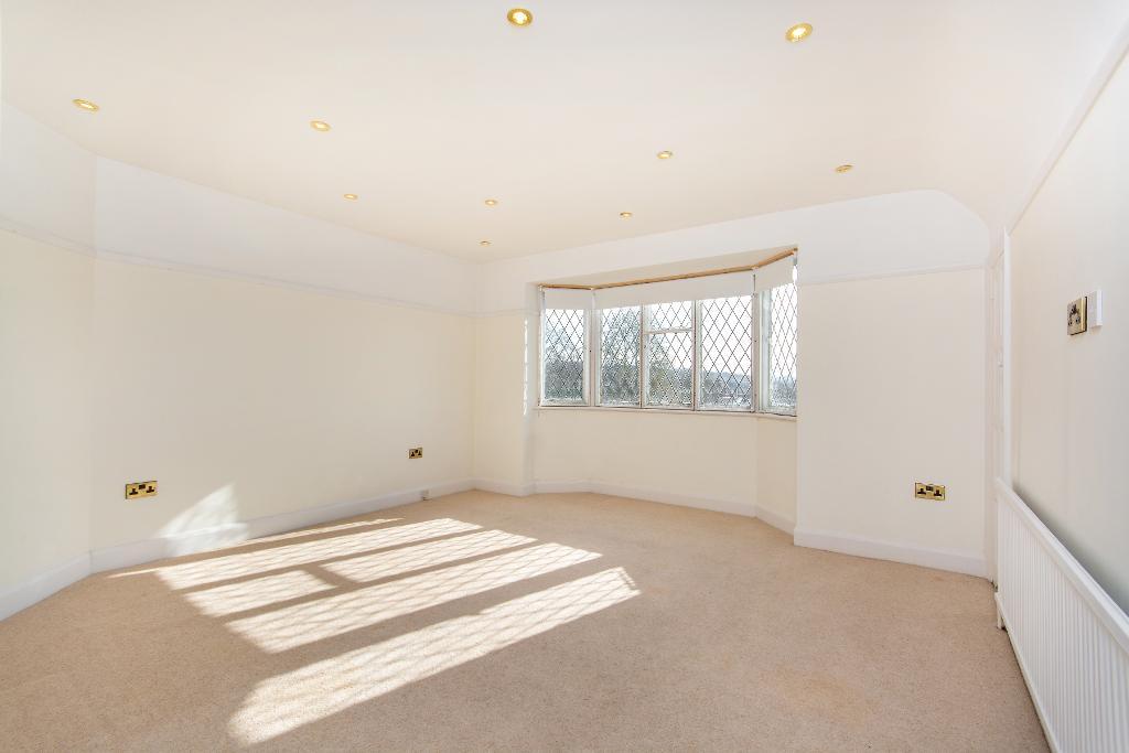 3 Bedroom SemiDetached House For Sale in Glenhurst Rise, London, SE19