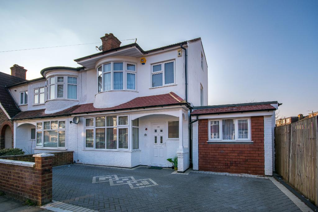 5 Bedroom SemiDetached House For Sale in Edgehill Road, London, CR4