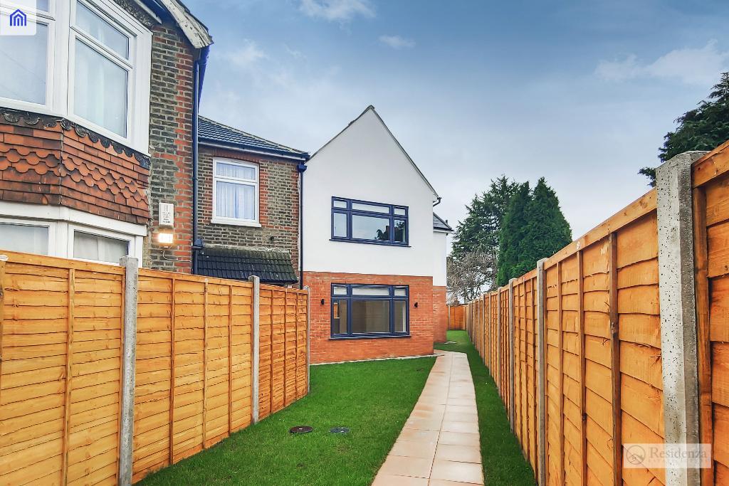 2 Bedroom SemiDetached House For Sale in Greenside Road, Croydon, CR0