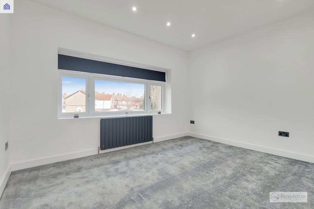 2 Bedroom SemiDetached House For Sale in Greenside Road, Croydon, CR0